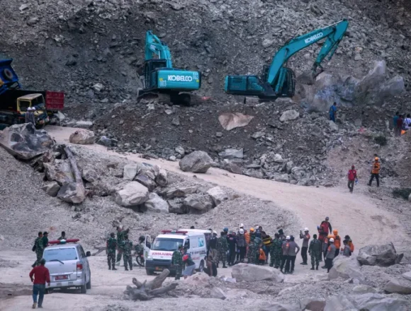 AP25150376017709-1748654202 Indonesia quarry collapse kills at least 10, search for missing continues